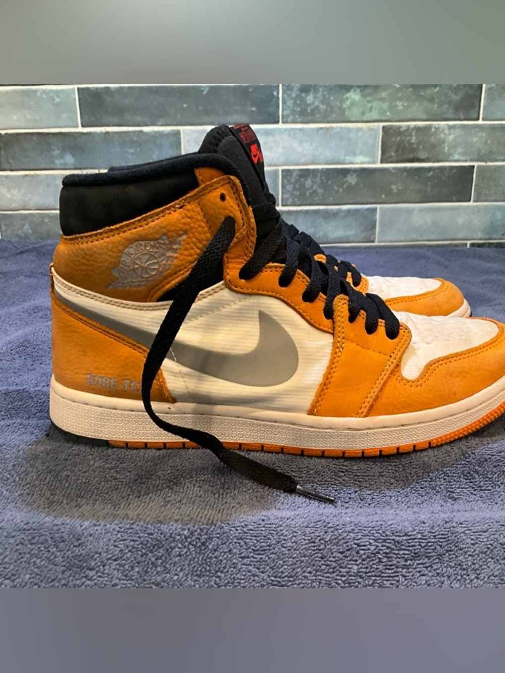 Nike Air Jordan 1 High - Orange, Black & White - Picture 7 of 16